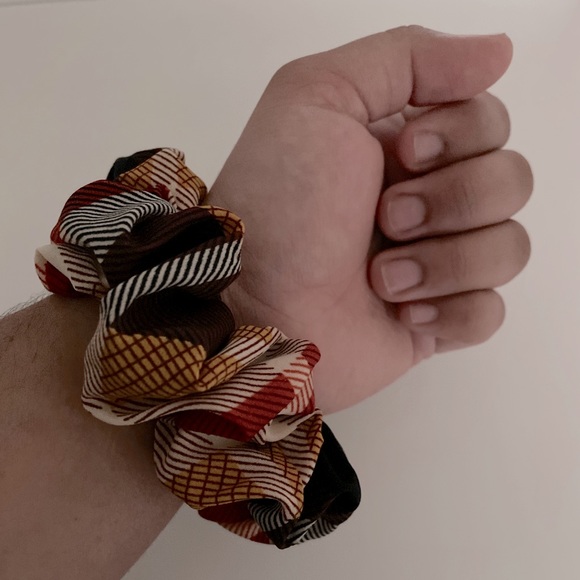 Plaid Patterned Scrunchie Set - Picture 3 of 5